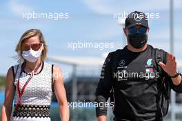 Valtteri Bottas (FIN) Mercedes AMG F1 with his girlfriend Tiffany Cromwell (AUS) Professional Cyclist. 30.07.2020. Formula 1 World Championship, Rd 4, British Grand Prix, Silverstone, England, Preparation Day.