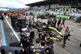 Daniel Ricciardo (AUS) Renault F1 Team on the grid. 11.10.2020. Formula 1 World Championship, Rd 11, Eifel Grand Prix, Nurbugring, Germany, Race Day.