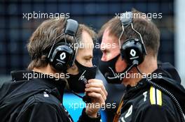 Ciaron Pilbeam (GBR) Renault F1 Team Chief Race Engineer and Alan Permane (GBR) Renault F1 Team Trackside Operations Director on the grid. 11.10.2020. Formula 1 World Championship, Rd 11, Eifel Grand Prix, Nurbugring, Germany, Race Day.