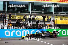 The Renault F1 Team celebrate as Daniel Ricciardo (AUS) Renault F1 Team RS20 takes third position at the end of the race. 11.10.2020. Formula 1 World Championship, Rd 11, Eifel Grand Prix, Nurbugring, Germany, Race Day.