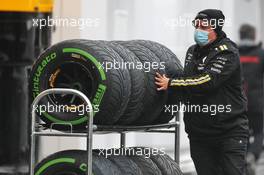 Renault F1 Team mechanic with wet Pirelli tyres. 08.10.2020. Formula 1 World Championship, Rd 11, Eifel Grand Prix, Nurbugring, Germany, Preparation Day.