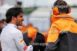 Carlos Sainz Jr (ESP) McLaren on the grid with Tom Stallard (GBR) McLaren Race Engineer. 19.07.2020. Formula 1 World Championship, Rd 3, Hungarian Grand Prix, Budapest, Hungary, Race Day.