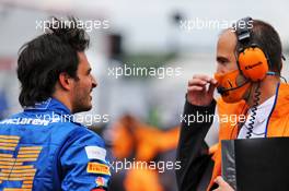 Carlos Sainz Jr (ESP) McLaren on the grid with Tom Stallard (GBR) McLaren Race Engineer. 19.07.2020. Formula 1 World Championship, Rd 3, Hungarian Grand Prix, Budapest, Hungary, Race Day.