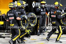 Renault F1 Team makes a pit stop. 19.07.2020. Formula 1 World Championship, Rd 3, Hungarian Grand Prix, Budapest, Hungary, Race Day.