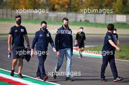 Daniil Kvyat (RUS) AlphaTauri walks the circuit with the team. 30.10.2020. Formula 1 World Championship, Rd 13, Emilia Romagna Grand Prix, Imola, Italy, Practice Day.
