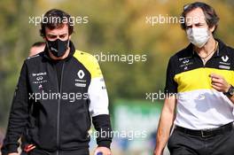 (L to R): Fernando Alonso (ESP) Renault F1 Team walks the circuit with Ciaron Pilbeam (GBR) Renault F1 Team Chief Race Engineer and the team. 30.10.2020. Formula 1 World Championship, Rd 13, Emilia Romagna Grand Prix, Imola, Italy, Practice Day.