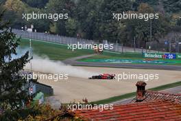 Max Verstappen (NLD) Red Bull Racing RB16 crashes out of the race. 01.11.2020. Formula 1 World Championship, Rd 13, Emilia Romagna Grand Prix, Imola, Italy, Race Day.