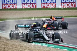 Valtteri Bottas (FIN) Mercedes AMG F1 W11 runs wide ahead of Max Verstappen (NLD) Red Bull Racing RB16. 01.11.2020. Formula 1 World Championship, Rd 13, Emilia Romagna Grand Prix, Imola, Italy, Race Day.