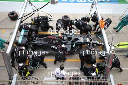 Valtteri Bottas (FIN) Mercedes AMG F1 W11 makes a pit stop. whilst a mechanic removes a Ferrari front wing end plate. 01.11.2020. Formula 1 World Championship, Rd 13, Emilia Romagna Grand Prix, Imola, Italy, Race Day.