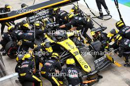 Daniel Ricciardo (AUS) Renault F1 Team RS20 makes a pit stop. 01.11.2020. Formula 1 World Championship, Rd 13, Emilia Romagna Grand Prix, Imola, Italy, Race Day.