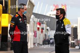 (L to R): Paul Monaghan (GBR) Red Bull Racing Chief Engineer with Fernando Alonso (ESP) Renault F1 Team. 01.11.2020. Formula 1 World Championship, Rd 13, Emilia Romagna Grand Prix, Imola, Italy, Race Day.