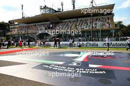 Grid atmosphere - thanks to Care Workers. 06.09.2020. Formula 1 World Championship, Rd 8, Italian Grand Prix, Monza, Italy, Race Day.