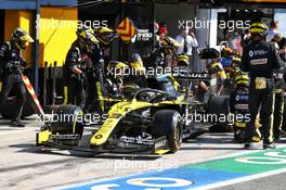 Daniel Ricciardo (AUS) Renault F1 Team RS20 makes a pit stop. 06.09.2020. Formula 1 World Championship, Rd 8, Italian Grand Prix, Monza, Italy, Race Day.