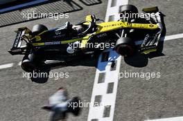 Daniel Ricciardo (AUS) Renault F1 Team RS20 passes a pigeon. 05.09.2020. Formula 1 World Championship, Rd 8, Italian Grand Prix, Monza, Italy, Qualifying Day.