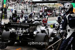 Daniil Kvyat (RUS) AlphaTauri AT01 makes a pit stop. 25.10.2020. Formula 1 World Championship, Rd 12, Portuguese Grand Prix, Portimao, Portugal, Race Day.