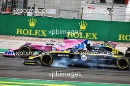Esteban Ocon (FRA) Renault F1 Team RS20 and Sergio Perez (MEX) Racing Point F1 Team RP19 battle for position. 25.10.2020. Formula 1 World Championship, Rd 12, Portuguese Grand Prix, Portimao, Portugal, Race Day.
