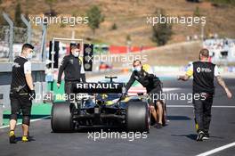 Renault F1 Team mechanics collect Esteban Ocon (FRA) Renault F1 Team RS20 at the end of the pit lane. 24.10.2020. Formula 1 World Championship, Rd 12, Portuguese Grand Prix, Portimao, Portugal, Qualifying Day.