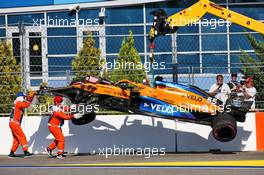 The McLaren MCL35 of race retiree Carlos Sainz Jr (ESP) McLaren is craned away from the circuit. 27.09.2020. Formula 1 World Championship, Rd 10, Russian Grand Prix, Sochi Autodrom, Sochi, Russia, Race Day.