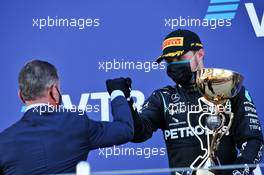 Race winner celebrates on the podium with Dmitry Kozak (RUS) Former Russian Deputy Prime Minister. 27.09.2020. Formula 1 World Championship, Rd 10, Russian Grand Prix, Sochi Autodrom, Sochi, Russia, Race Day.