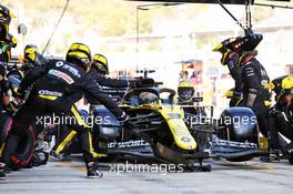 Daniel Ricciardo (AUS) Renault F1 Team RS20 makes a pit stop. 27.09.2020. Formula 1 World Championship, Rd 10, Russian Grand Prix, Sochi Autodrom, Sochi, Russia, Race Day.
