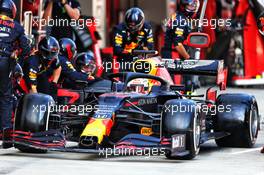 Max Verstappen (NLD) Red Bull Racing RB16 makes a pit stop. 27.09.2020. Formula 1 World Championship, Rd 10, Russian Grand Prix, Sochi Autodrom, Sochi, Russia, Race Day.
