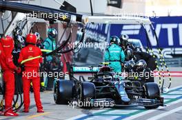Valtteri Bottas (FIN) Mercedes AMG F1 W11 makes a pit stop. 27.09.2020. Formula 1 World Championship, Rd 10, Russian Grand Prix, Sochi Autodrom, Sochi, Russia, Race Day.