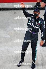 Lewis Hamilton (GBR) Mercedes AMG F1 celebrates his pole position in qualifying parc ferme. 26.09.2020. Formula 1 World Championship, Rd 10, Russian Grand Prix, Sochi Autodrom, Sochi, Russia, Qualifying Day.