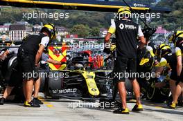 Daniel Ricciardo (AUS) Renault F1 Team RS20 practices a pit stop. 26.09.2020. Formula 1 World Championship, Rd 10, Russian Grand Prix, Sochi Autodrom, Sochi, Russia, Qualifying Day.