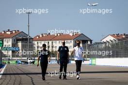 Pierre Gasly (FRA) AlphaTauri walks the circuit with the team. 24.09.2020. Formula 1 World Championship, Rd 10, Russian Grand Prix, Sochi Autodrom, Sochi, Russia, Preparation Day.