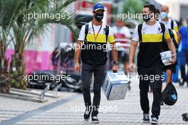 Daniel Ricciardo (AUS) Renault F1 Team with Michael Italiano (AUS) Renault F1 Team Performance Coach. 24.09.2020. Formula 1 World Championship, Rd 10, Russian Grand Prix, Sochi Autodrom, Sochi, Russia, Preparation Day.