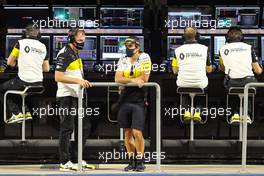 (L to R): Alan Permane (GBR) Renault F1 Team Trackside Operations Director with Fernando Alonso (ESP) Renault F1 Team. 04.12.2020. Formula 1 World Championship, Rd 16, Sakhir Grand Prix, Sakhir, Bahrain, Practice Day