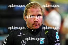 Valtteri Bottas (FIN) Mercedes AMG F1 on the grid. 06.12.2020. Formula 1 World Championship, Rd 16, Sakhir Grand Prix, Sakhir, Bahrain, Race Day.