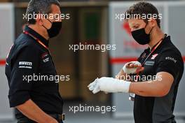 (L to R): Guenther Steiner (ITA) Haas F1 Team Prinicipal with Romain Grosjean (FRA) Haas F1 Team. 05.12.2020. Formula 1 World Championship, Rd 16, Sakhir Grand Prix, Sakhir, Bahrain, Qualifying Day.