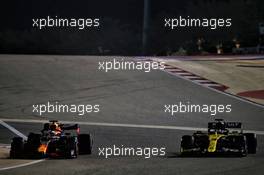(L to R): Max Verstappen (NLD) Red Bull Racing RB16 and Daniel Ricciardo (AUS) Renault F1 Team RS20. 05.12.2020. Formula 1 World Championship, Rd 16, Sakhir Grand Prix, Sakhir, Bahrain, Qualifying Day.