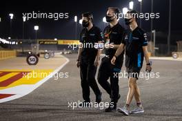 Jack Aitken (GBR) / (KOR) Williams Racing walks the circuit with the team. 02.12.2020. Formula 1 World Championship, Rd 16, Sakhir Grand Prix, Sakhir, Bahrain, Preparation Day.