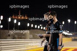 Jack Aitken (GBR) / (KOR) Williams Racing walks the circuit with the team. 02.12.2020. Formula 1 World Championship, Rd 16, Sakhir Grand Prix, Sakhir, Bahrain, Preparation Day.