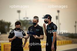 Nicholas Latifi (CDN) Williams Racing walks the circuit with the team. 02.12.2020. Formula 1 World Championship, Rd 16, Sakhir Grand Prix, Sakhir, Bahrain, Preparation Day.