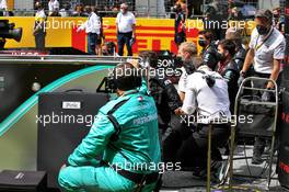 Mercedes AMG F1 take a knee on the grid. 12.07.2020. Formula 1 World Championship, Rd 2, Steiermark Grand Prix, Spielberg, Austria, Race Day.