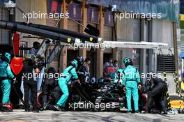 Lewis Hamilton (GBR) Mercedes AMG F1 W11 makes a pit stop. 12.07.2020. Formula 1 World Championship, Rd 2, Steiermark Grand Prix, Spielberg, Austria, Race Day.