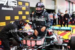 Pole sitter Lewis Hamilton (GBR) Mercedes AMG F1 W11 in qualifying parc ferme. 11.07.2020. Formula 1 World Championship, Rd 2, Steiermark Grand Prix, Spielberg, Austria, Qualifying Day.