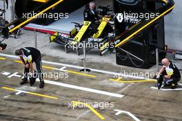 Renault F1 Team mechanics dry their pit box. 11.07.2020. Formula 1 World Championship, Rd 2, Steiermark Grand Prix, Spielberg, Austria, Qualifying Day.