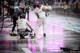 Alfa Romeo Racing mechanics dry the pit box. 11.07.2020. Formula 1 World Championship, Rd 2, Steiermark Grand Prix, Spielberg, Austria, Qualifying Day.
