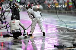 Alfa Romeo Racing mechanics in the pits. 11.07.2020. Formula 1 World Championship, Rd 2, Steiermark Grand Prix, Spielberg, Austria, Qualifying Day.