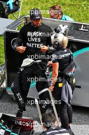 Lewis Hamilton (GBR) Mercedes AMG F1 with Angela Cullen (NZL) Mercedes AMG F1 Physiotherapist on the grid. 12.07.2020. Formula 1 World Championship, Rd 2, Steiermark Grand Prix, Spielberg, Austria, Race Day.