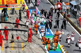 Mechanics leave the grid. 12.07.2020. Formula 1 World Championship, Rd 2, Steiermark Grand Prix, Spielberg, Austria, Race Day.