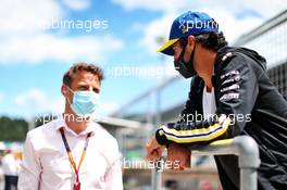 Daniel Ricciardo (AUS) Renault F1 Team with Jenson Button (GBR) Sky Sports F1 Presenter. 12.07.2020. Formula 1 World Championship, Rd 2, Steiermark Grand Prix, Spielberg, Austria, Race Day.