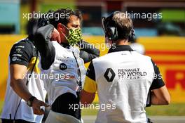 Daniel Ricciardo (AUS) Renault F1 Team with Karel Loos (BEL) Renault F1 Team Race Engineer on the grid. 13.09.2020. Formula 1 World Championship, Rd 9, Tuscan Grand Prix, Mugello, Italy, Race Day.