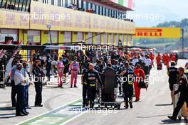 Renault F1 Team mechanics. 13.09.2020. Formula 1 World Championship, Rd 9, Tuscan Grand Prix, Mugello, Italy, Race Day.