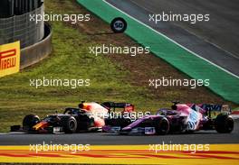 Alexander Albon (THA) Red Bull Racing RB16 and Sergio Perez (MEX) Racing Point F1 Team RP19 battle for position. 13.09.2020. Formula 1 World Championship, Rd 9, Tuscan Grand Prix, Mugello, Italy, Race Day.