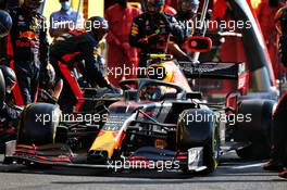 Alexander Albon (THA) Red Bull Racing RB16 makes a pit stop. 13.09.2020. Formula 1 World Championship, Rd 9, Tuscan Grand Prix, Mugello, Italy, Race Day.